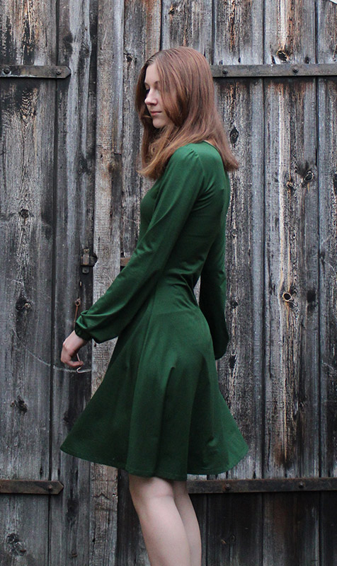 Kleid Runa, grünes Kleid, knielang mit langen Ärmeln, V-Ausschnitt, Einzelstück